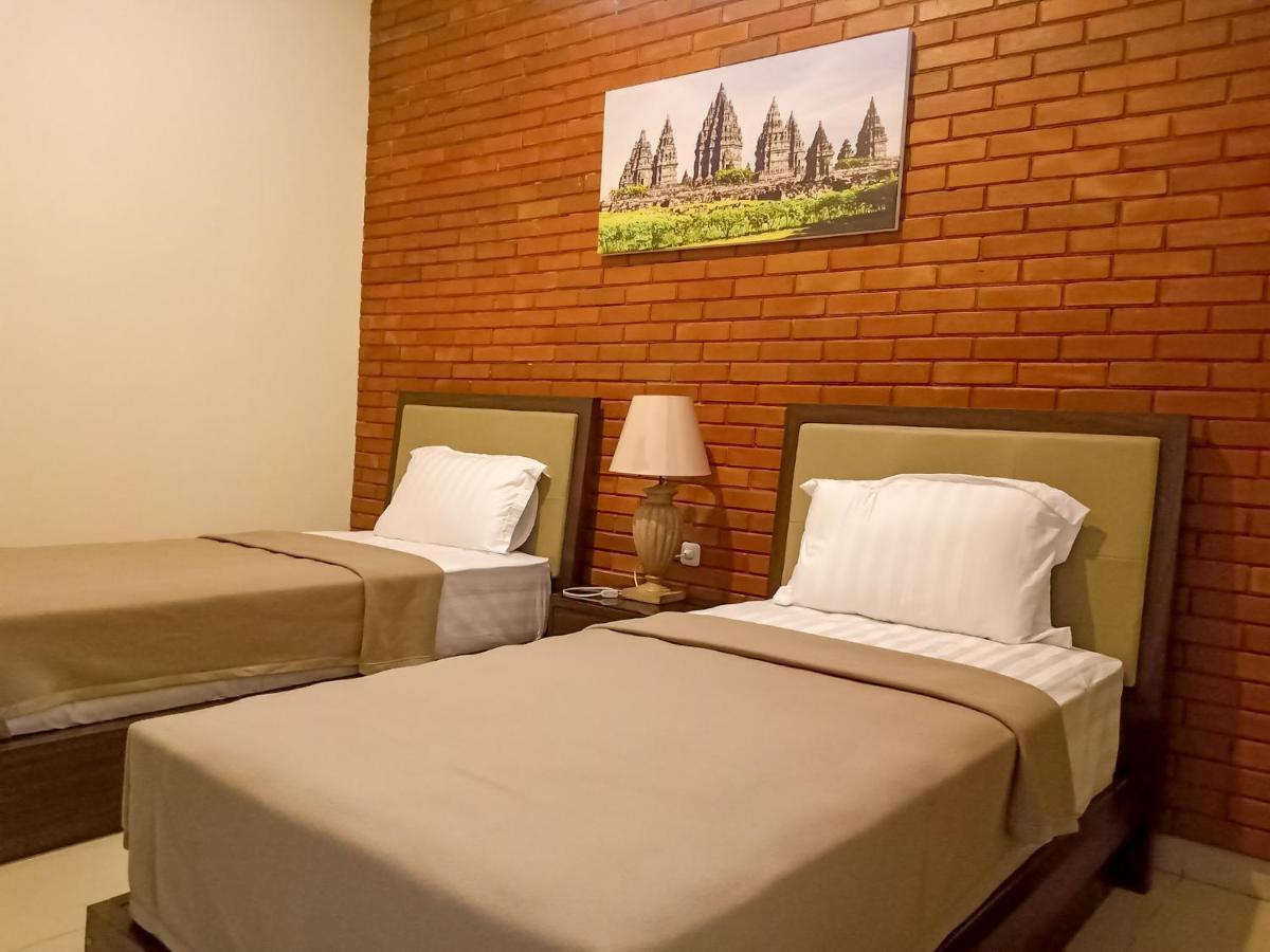 Omah Watu Homestay Yogyakarta Exterior photo